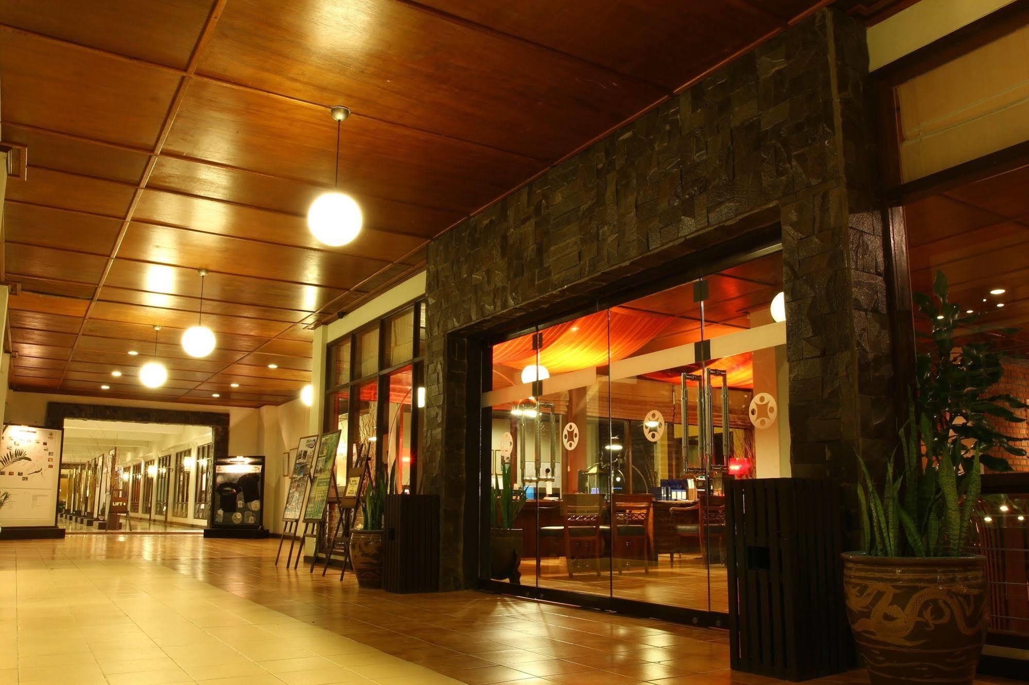 Mesra Business & Resort Hotel Samarinda Exterior foto